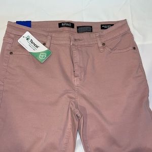 Soft stretch ankle skinny pants.